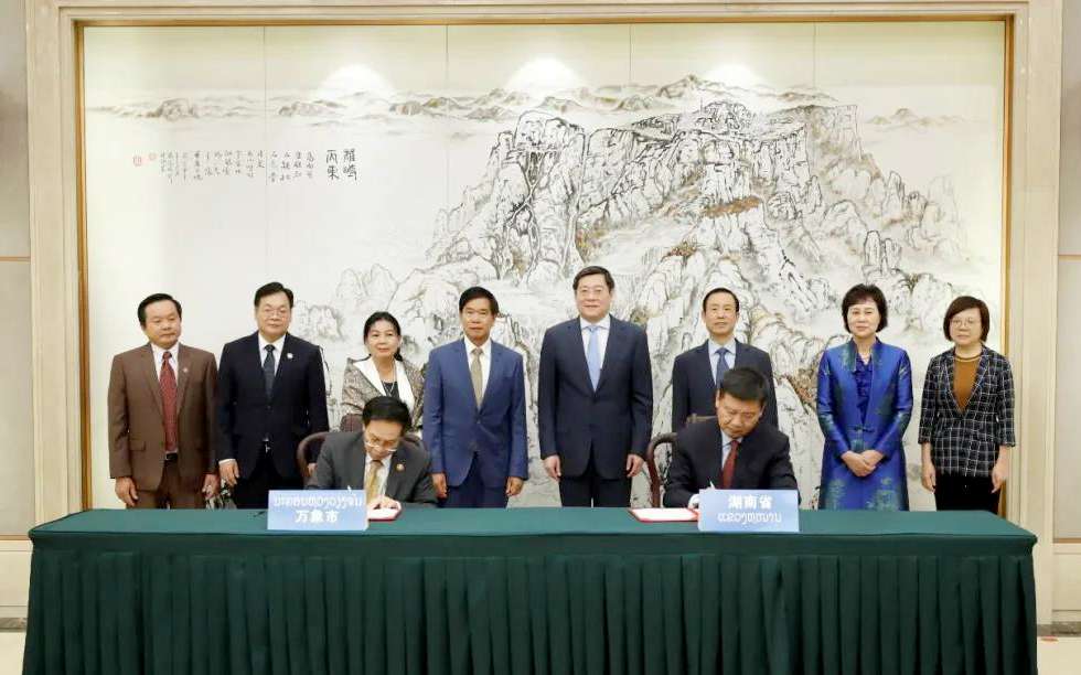 盈峰環(huán)境向老撾萬象捐贈7臺環(huán)衛(wèi)裝備，助力“一帶一路”建設(shè)