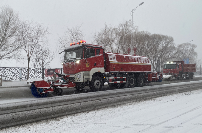 盈峰環(huán)境除冰雪裝備全力投入破冰作業(yè)，助力北京道路交通安全